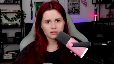 dellacrush_ online show from April 1, 6:05 pm