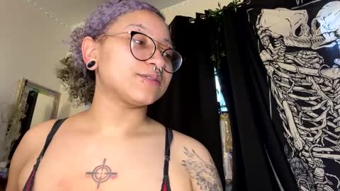 Snapshot of deluxxxeblu chatting on January 29, 3:04 pm TankinBody online show from January 29, 3:04 pm