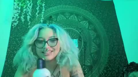 Snapshot of deluxxxeblu chatting on September 17, 5:20 am TankinBody online show from September 17, 5:20 am