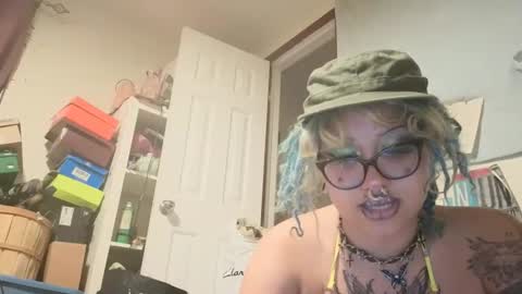 Snapshot of deluxxxeblu chatting on October 21, 3:40 am TankinBody online show from October 21, 3:40 am