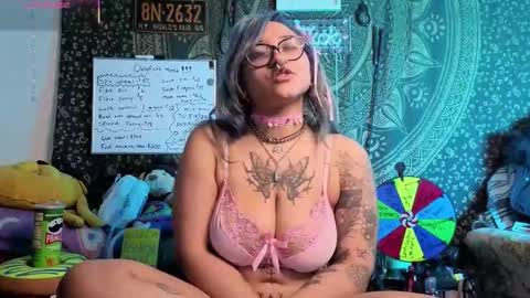 Snapshot of deluxxxeblu chatting on December 18, 3:23 am TankinBody online show from December 18, 3:23 am