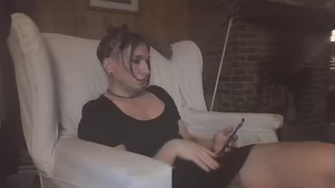 Snapshot of demelzabehr chatting on February 13, 10:43 pm Frankie online show from February 13, 10:43 pm