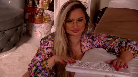 Snapshot of denisseperry chatting on April 17, 9:51 pm Ela online show from April 17, 9:51 pm