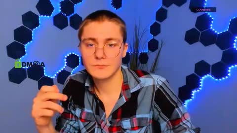 derek_hawk_ online show from February 4, 9:37 am