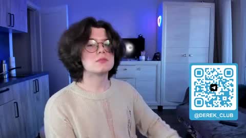 Derek online show from May 3, 1:44 am
