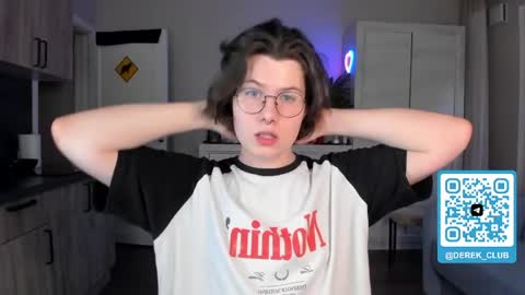 Derek online show from June 7, 7:39 pm