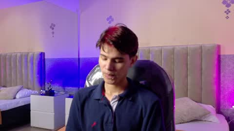 derek_sinn online show from April 4, 7:55 pm