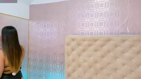 Snapshot of desire_sara chatting on November 22, 12:15 pm Sara Desire online show from November 22, 12:15 pm