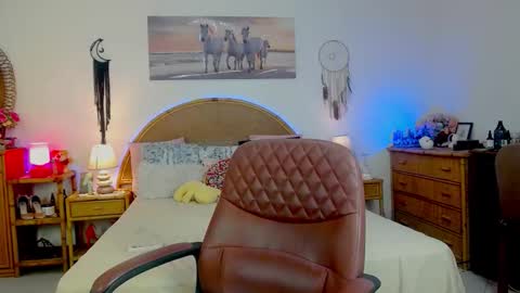 HellenMoon online show from April 9, 8:31 am