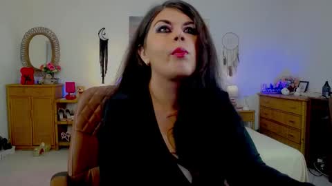 Snapshot of desirehellen chatting on May 19, 8:42 am HellenMoon online show from May 19, 8:42 am
