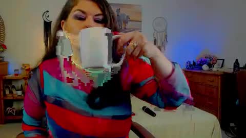 Snapshot of desirehellen chatting on June 4, 8:31 am HellenMoon online show from June 4, 8:31 am