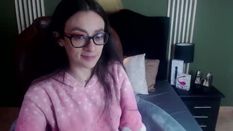 Snapshot of desiring__angel chatting on December 14, 12:33 pm Desiring Angel online show from December 14, 12:33 pm