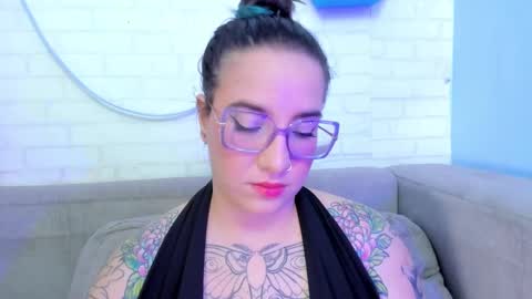 Snapshot of deva_blue chatting on February 13, 4:43 am Deva Blue online show from February 13, 4:43 am