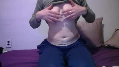 Snapshot of dghyfhjug chatting on December 10, 12:06 am Sammie online show from December 10, 12:06 am