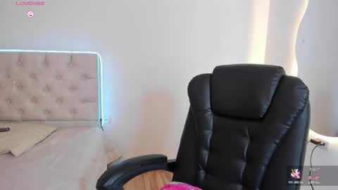 Snapshot of diamond__cherry chatting on February 18, 1:51 pm Diamond online show from February 18, 1:51 pm