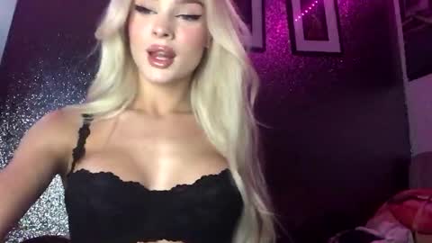 Snapshot of diamond_the_blonde chatting on September 30, 10:15 pm Diamond online show from September 30, 10:15 pm