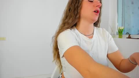 diamondkay_ online show from April 5, 6:21 am