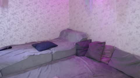 Hi im Alice 3 Im usualy online 03-10 or 17-21 UTC0 online show from March 8, 1:14 am