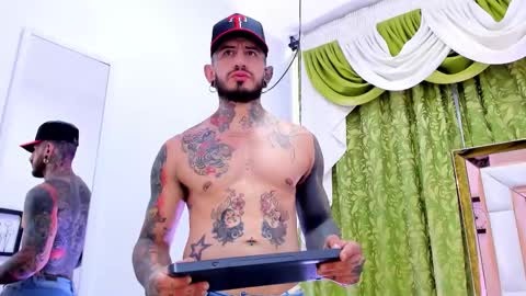 dilan_scootk_ online show from November 19, 7:36 pm