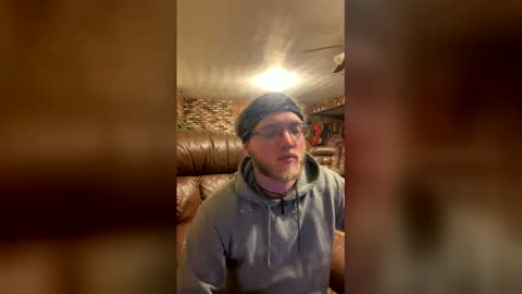 Snapshot of dilf_96 chatting on February 8, 5:22 am Daddy online show from February 8, 5:22 am