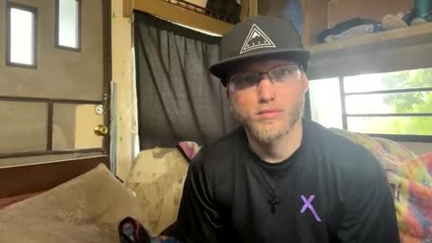 Snapshot of dilf_96 chatting on June 9, 4:29 pm Daddy online show from June 9, 4:29 pm