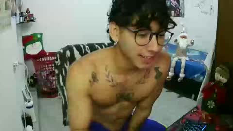 Snapshot of dillom420 chatting on December 17, 8:59 pm dillom420 online show from December 17, 8:59 pm