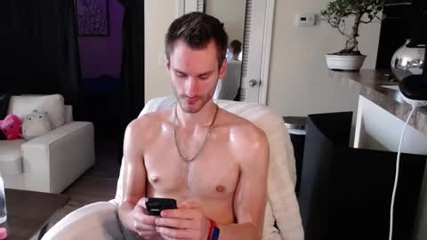 Snapshot of dimitri_4793 chatting on February 4, 3:47 pm Meechii online show from February 4, 3:47 pm