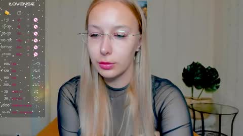 Snapshot of dina_sunshine chatting on September 19, 3:08 am Dina online show from September 19, 3:08 am