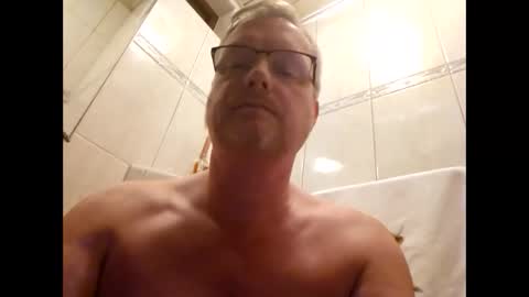 Snapshot of dirkkie1975 chatting on April 15, 10:21 pm dirkkie1975 online show from April 15, 10:21 pm