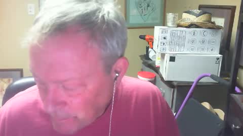 Snapshot of dirkpitt223 chatting on December 12, 10:20 pm DirtkPitt Fun guy working online show from December 12, 10:20 pm