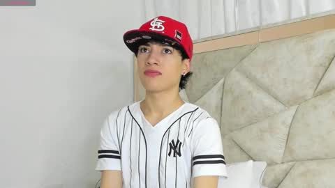 Snapshot of divine_thiagoo chatting on September 17, 1:24 pm Thiago online show from September 17, 1:24 pm