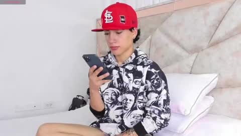 Snapshot of divine_thiagoo chatting on September 18, 1:57 pm Thiago online show from September 18, 1:57 pm
