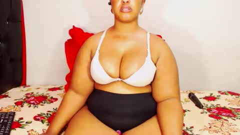 divinebooty93 online show from December 20, 7:15 am