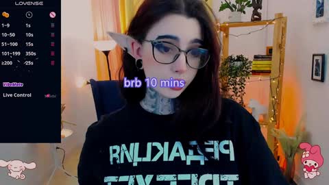 dixipixi_ online show from February 8, 1:22 pm