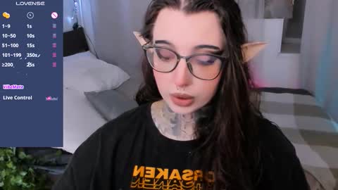 dixipixi_ online show from September 18, 7:43 am