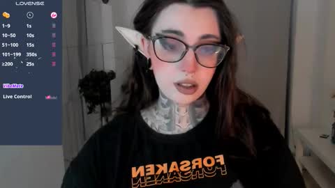 dixipixi_ online show from October 19, 5:41 am