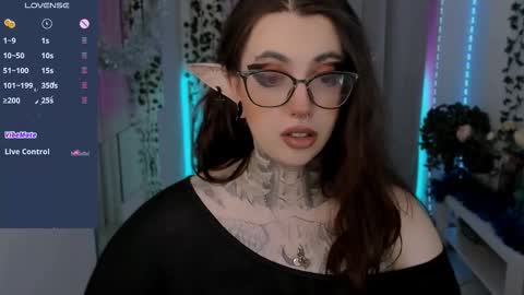 dixipixi_ online show from December 20, 5:47 am