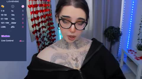 dixipixi_ online show from February 12, 6:19 am