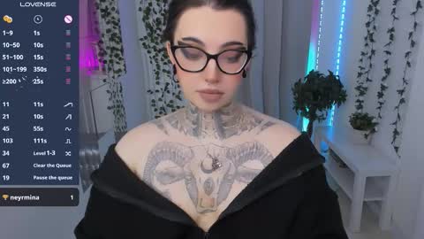 dixipixi_ online show from March 30, 5:19 am