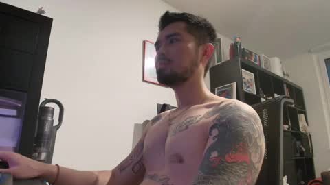 Snapshot of dixonhuang chatting on April 12, 4:23 pm D online show from April 12, 4:23 pm