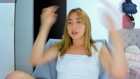 Snapshot of doll_andrea_ chatting on July 25, 12:31 am ANDREA online show from July 25, 12:31 am
