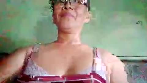 Snapshot of dolly926661 chatting on May 27, 8:33 am dolly926661 online show from May 27, 8:33 am