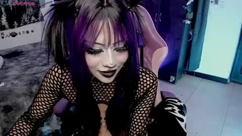 dolly_bones online show from June 21, 6:27 am