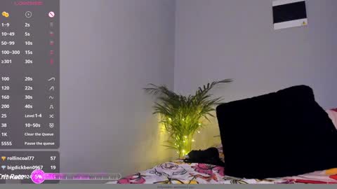 Snapshot of dollywalker chatting on December 9, 10:09 pm Dolly online show from December 9, 10:09 pm