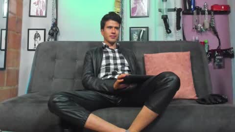 Snapshot of dom2travelers_sm chatting on February 16, 2:54 pm Diego Castell online show from February 16, 2:54 pm