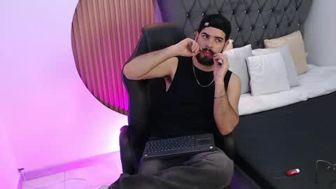 domboy  online show from May 27, 8:17 pm