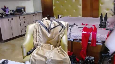 domcaprisse online show from May 8, 11:37 am
