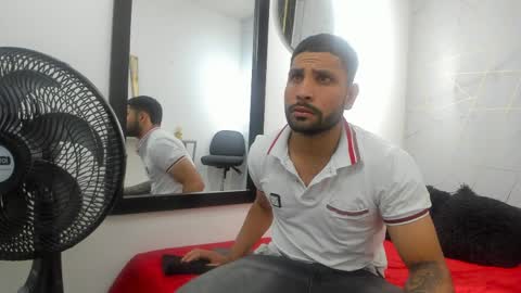 Snapshot of dominantwolf_ chatting on April 4, 12:13 pm online show from April 4, 12:13 pm