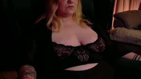 Snapshot of dominasadique chatting on May 19, 9:32 pm SADE online show from May 19, 9:32 pm