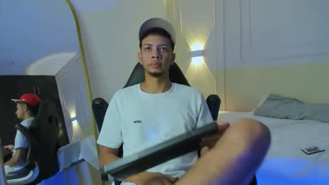 Snapshot of dominic__brown chatting on February 9, 9:19 pm Dominic online show from February 9, 9:19 pm